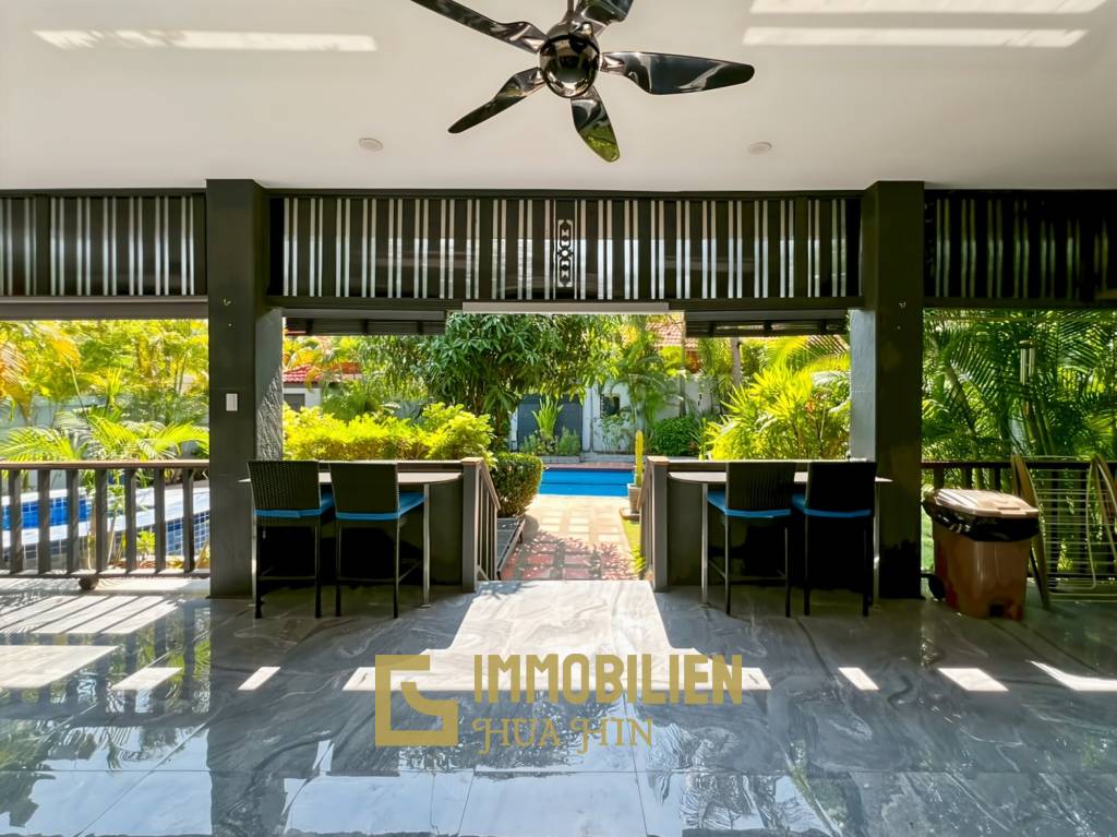 Crystal View 3-Bedroom Pool Villa Near City Center and Beach