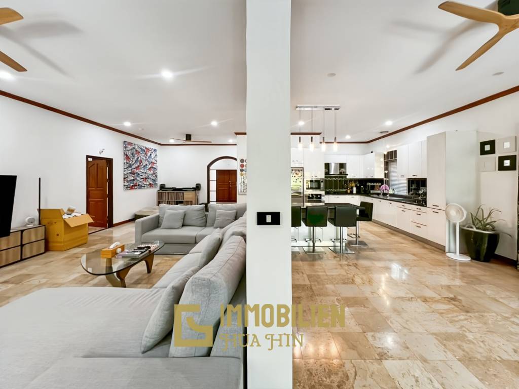 Crystal View 3-Bedroom Pool Villa Near City Center and Beach