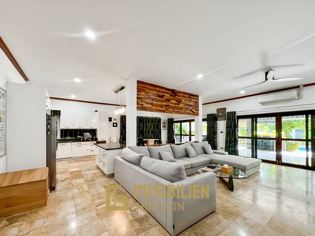 Crystal View 3-Bedroom Pool Villa Near City Center and Beach