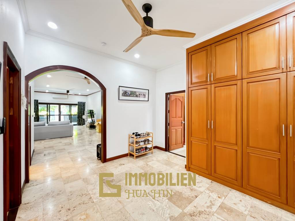 Crystal View 3-Bedroom Pool Villa Near City Center and Beach