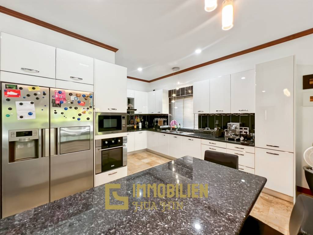 Crystal View 3-Bedroom Pool Villa Near City Center and Beach