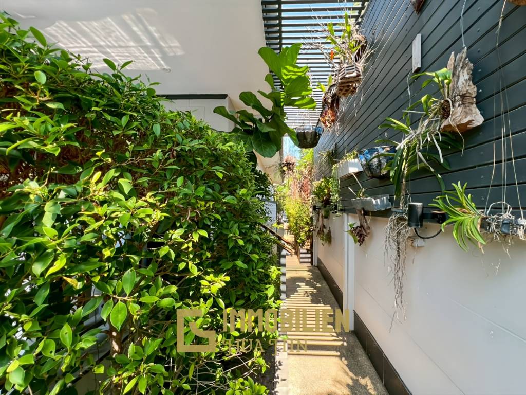 Crystal View 3-Bedroom Pool Villa Near City Center and Beach