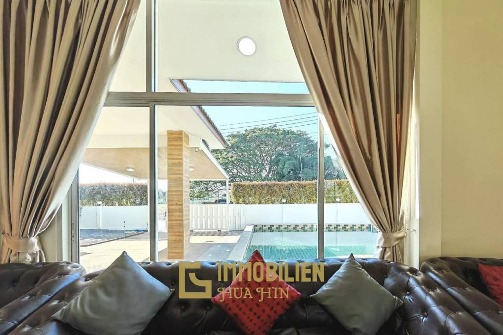 Сдается в аренду / 4 спальни + 3 ванные комнаты / частный бассейн