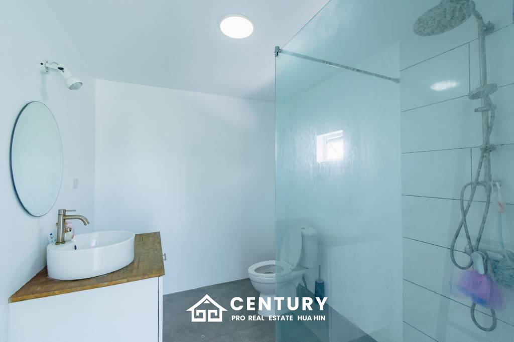 MODERN LOFT-STYLE CONTAINER HOME : 4 bed on large plot 2 rai