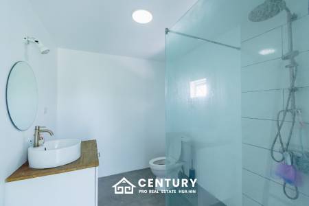 MODERN LOFT-STYLE CONTAINER HOME : 4 bed on large plot 2 rai