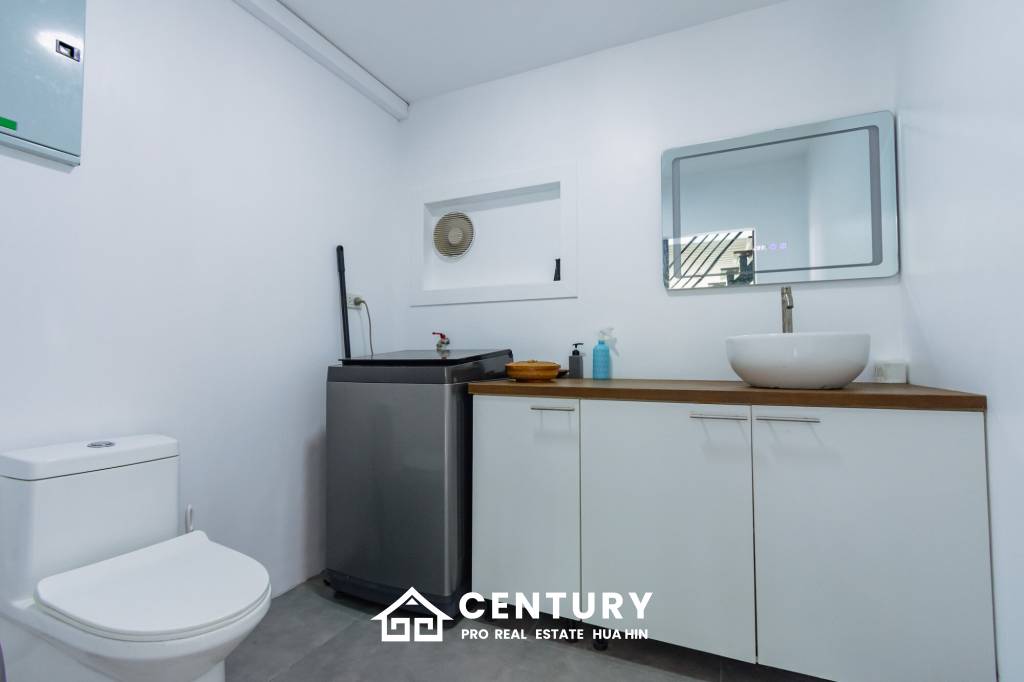 MODERN LOFT-STYLE CONTAINER HOME : 4 bed on large plot 2 rai