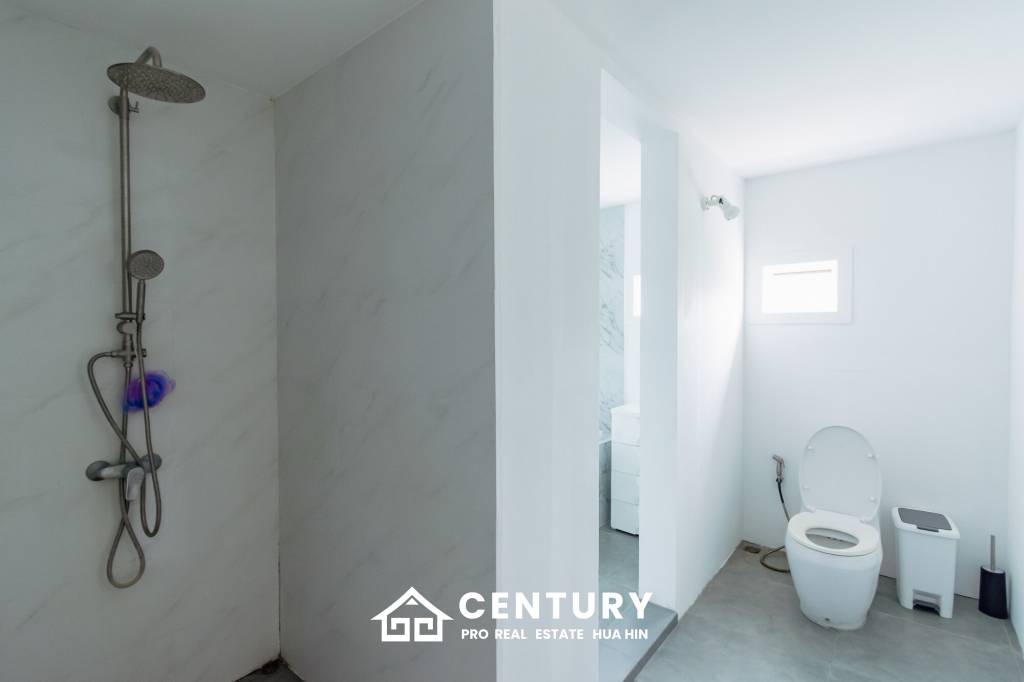 MODERN LOFT-STYLE CONTAINER HOME : 4 bed on large plot 2 rai