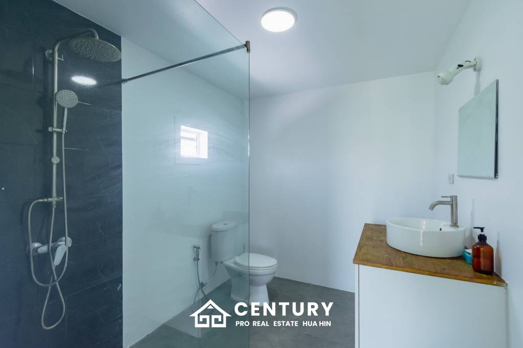 MODERN LOFT-STYLE CONTAINER HOME : 4 bed on large plot 2 rai