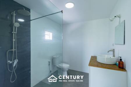 MODERN LOFT-STYLE CONTAINER HOME : 4 bed on large plot 2 rai