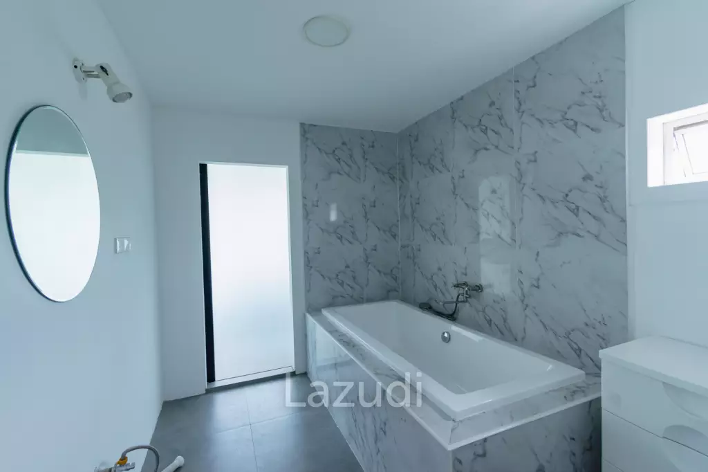 MODERN LOFT-STYLE CONTAINER HOME : 4 bed on large plot 2 rai
