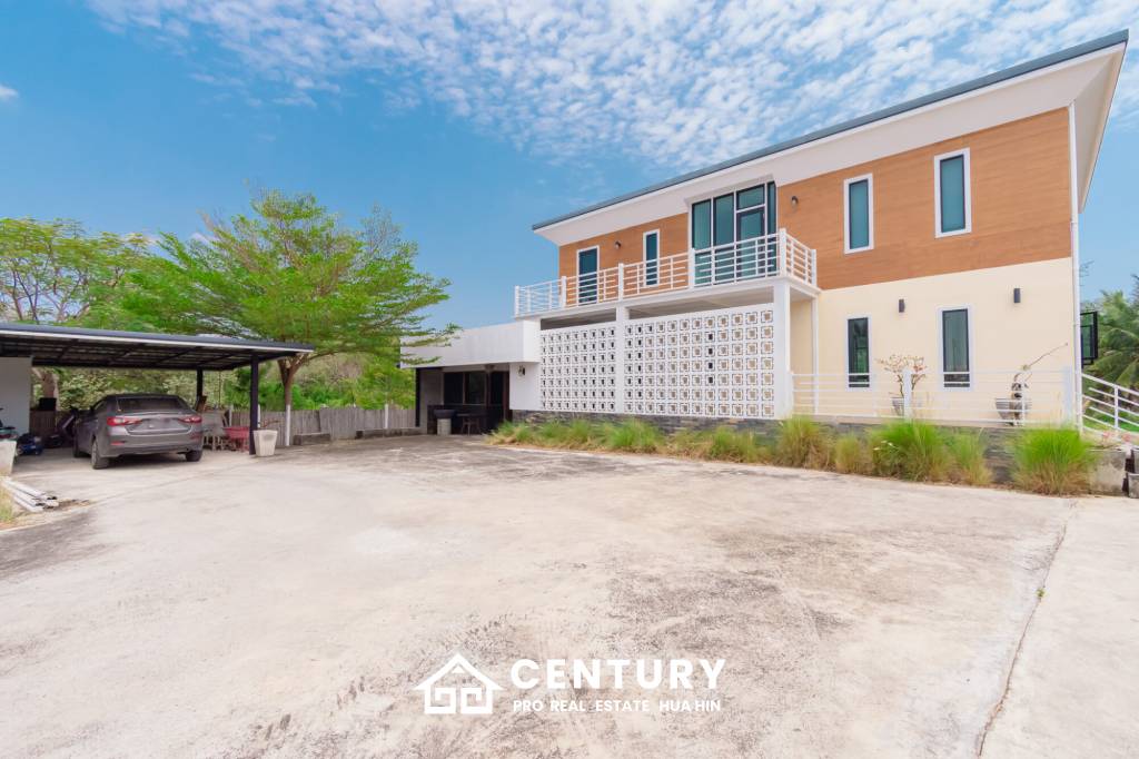 MODERN LOFT-STYLE CONTAINER HOME : 4 bed on large plot 2 rai