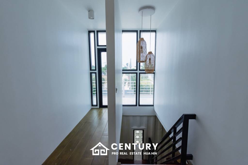 MODERN LOFT-STYLE CONTAINER HOME : 4 bed on large plot 2 rai