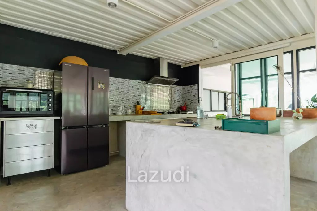 MODERN LOFT-STYLE CONTAINER HOME : 4 bed on large plot 2 rai