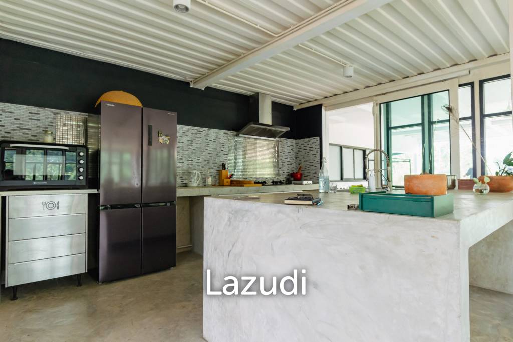 MODERN LOFT-STYLE CONTAINER HOME : 4 bed on large plot 2 rai