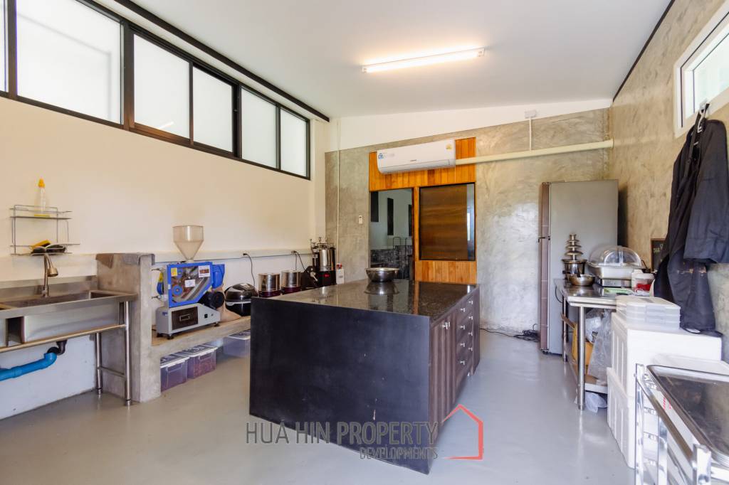 MODERN LOFT-STYLE CONTAINER HOME : 4 bed on large plot 2 rai