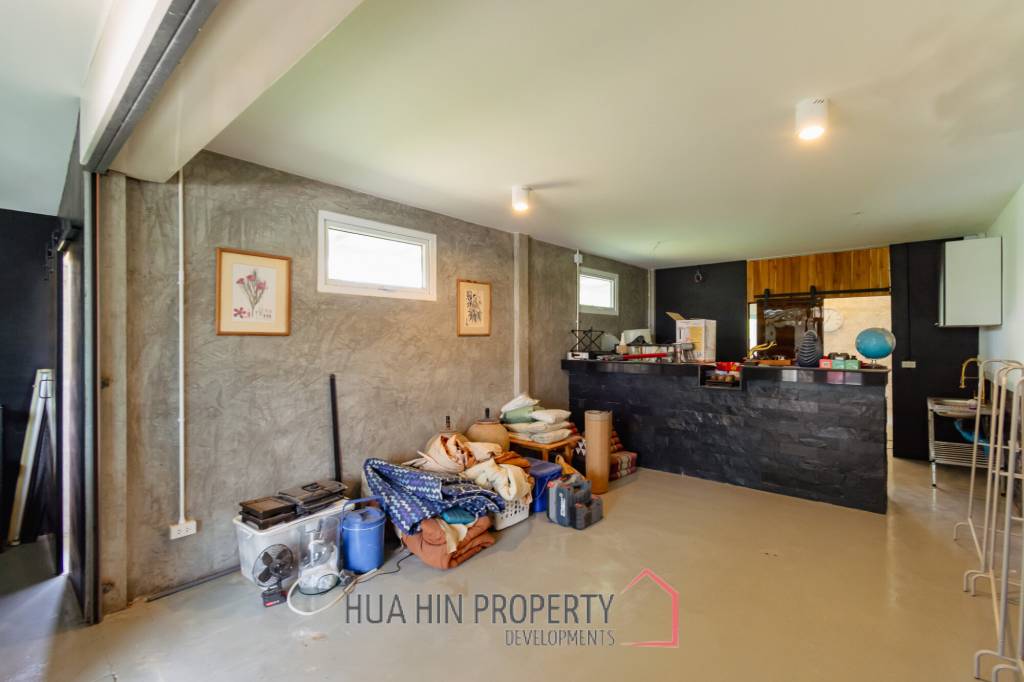 MODERN LOFT-STYLE CONTAINER HOME : 4 bed on large plot 2 rai