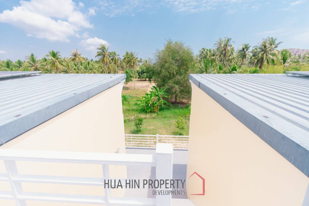 MODERN LOFT-STYLE CONTAINER HOME : 4 bed on large plot 2 rai