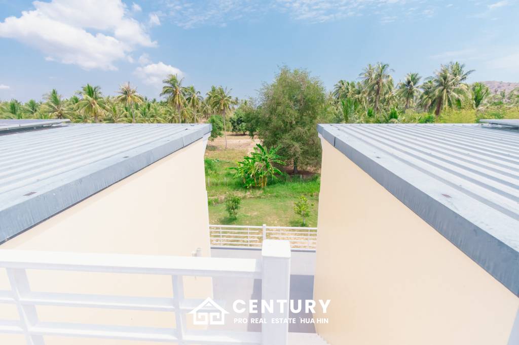 MODERN LOFT-STYLE CONTAINER HOME : 4 bed on large plot 2 rai