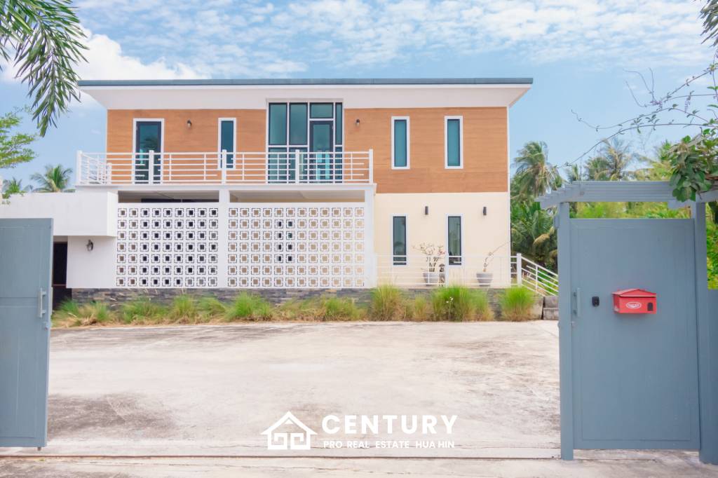 MODERN LOFT-STYLE CONTAINER HOME : 4 bed on large plot 2 rai