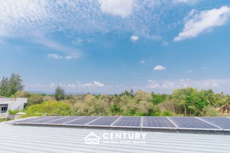 MODERN LOFT-STYLE CONTAINER HOME : 4 bed on large plot 2 rai