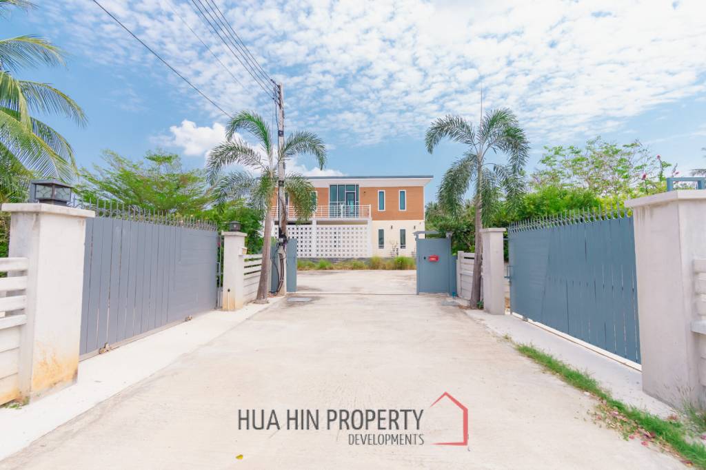 MODERN LOFT-STYLE CONTAINER HOME : 4 bed on large plot 2 rai