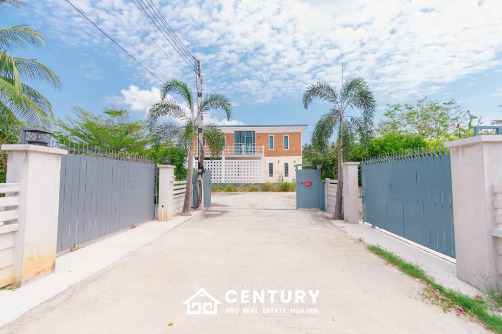 MODERN LOFT-STYLE CONTAINER HOME : 4 bed on large plot 2 rai