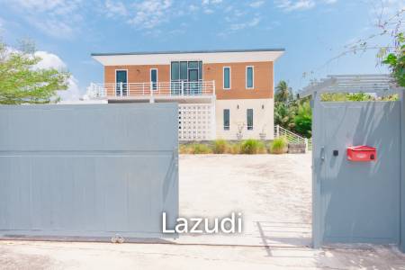 MODERN LOFT-STYLE CONTAINER HOME : 4 bed on large plot 2 rai