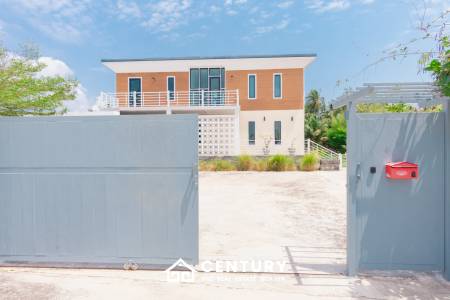 MODERN LOFT-STYLE CONTAINER HOME : 4 bed on large plot 2 rai