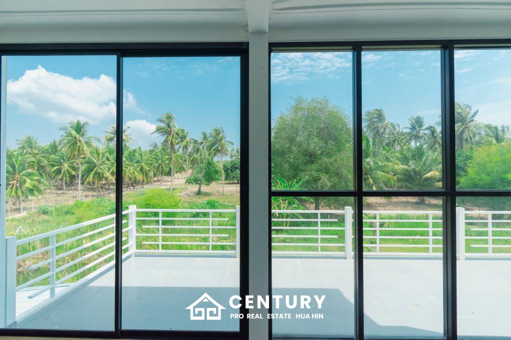 MODERN LOFT-STYLE CONTAINER HOME : 4 bed on large plot 2 rai