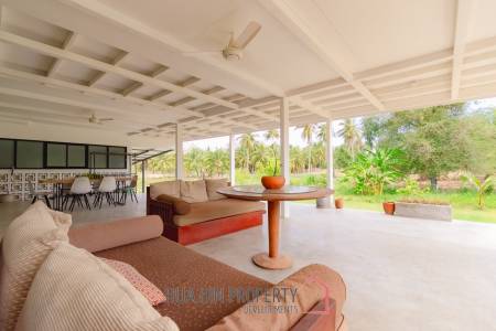 MODERN LOFT-STYLE CONTAINER HOME : 4 bed on large plot 2 rai