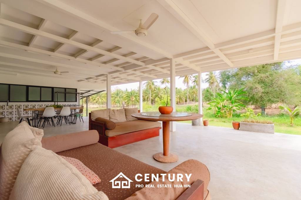 MODERN LOFT-STYLE CONTAINER HOME : 4 bed on large plot 2 rai