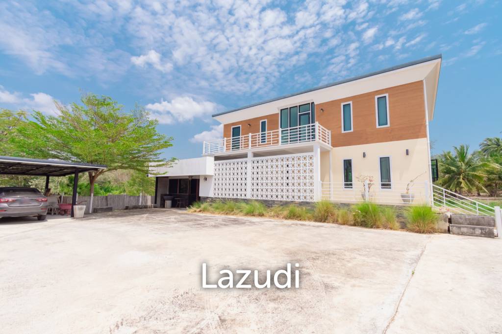 MODERN LOFT-STYLE CONTAINER HOME : 4 bed on large plot 2 rai