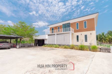 MODERN LOFT-STYLE CONTAINER HOME : 4 bed on large plot 2 rai