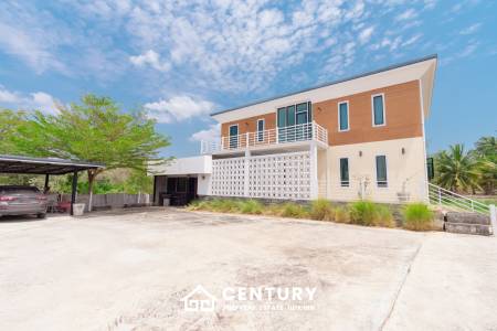 MODERN LOFT-STYLE CONTAINER HOME : 4 bed on large plot 2 rai