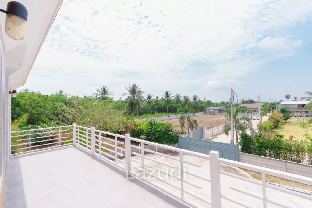 MODERN LOFT-STYLE CONTAINER HOME : 4 bed on large plot 2 rai