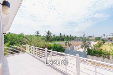 MODERN LOFT-STYLE CONTAINER HOME : 4 bed on large plot 2 rai