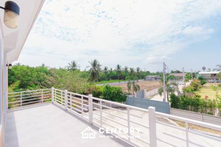 MODERN LOFT-STYLE CONTAINER HOME : 4 bed on large plot 2 rai