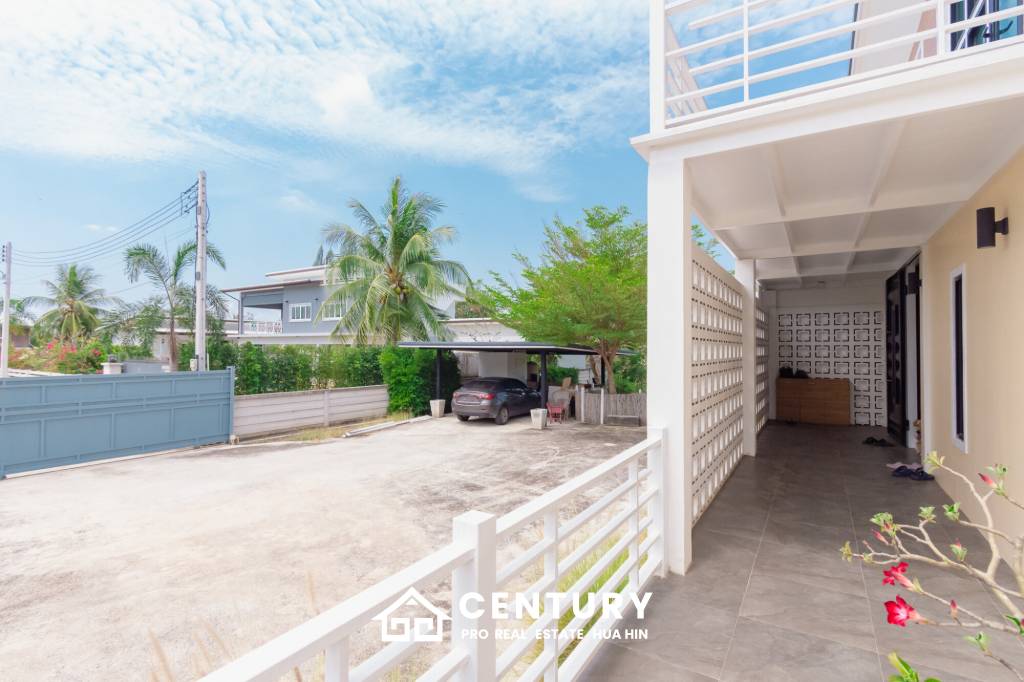 MODERN LOFT-STYLE CONTAINER HOME : 4 bed on large plot 2 rai