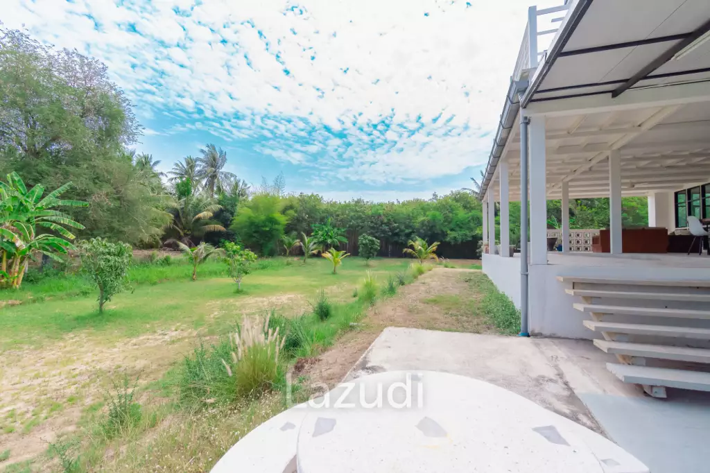 MODERN LOFT-STYLE CONTAINER HOME : 4 bed on large plot 2 rai