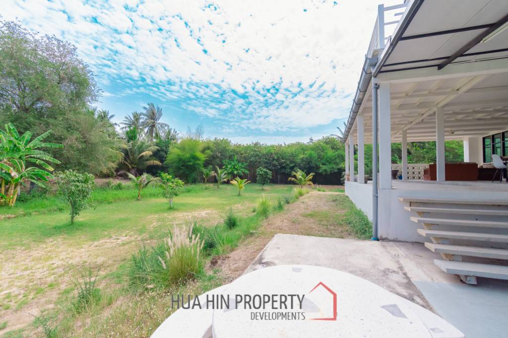 MODERN LOFT-STYLE CONTAINER HOME : 4 bed on large plot 2 rai