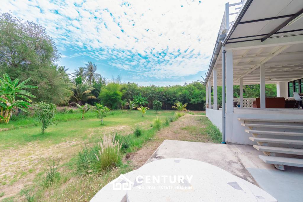 MODERN LOFT-STYLE CONTAINER HOME : 4 bed on large plot 2 rai