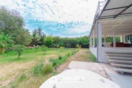 MODERN LOFT-STYLE CONTAINER HOME : 4 bed on large plot 2 rai