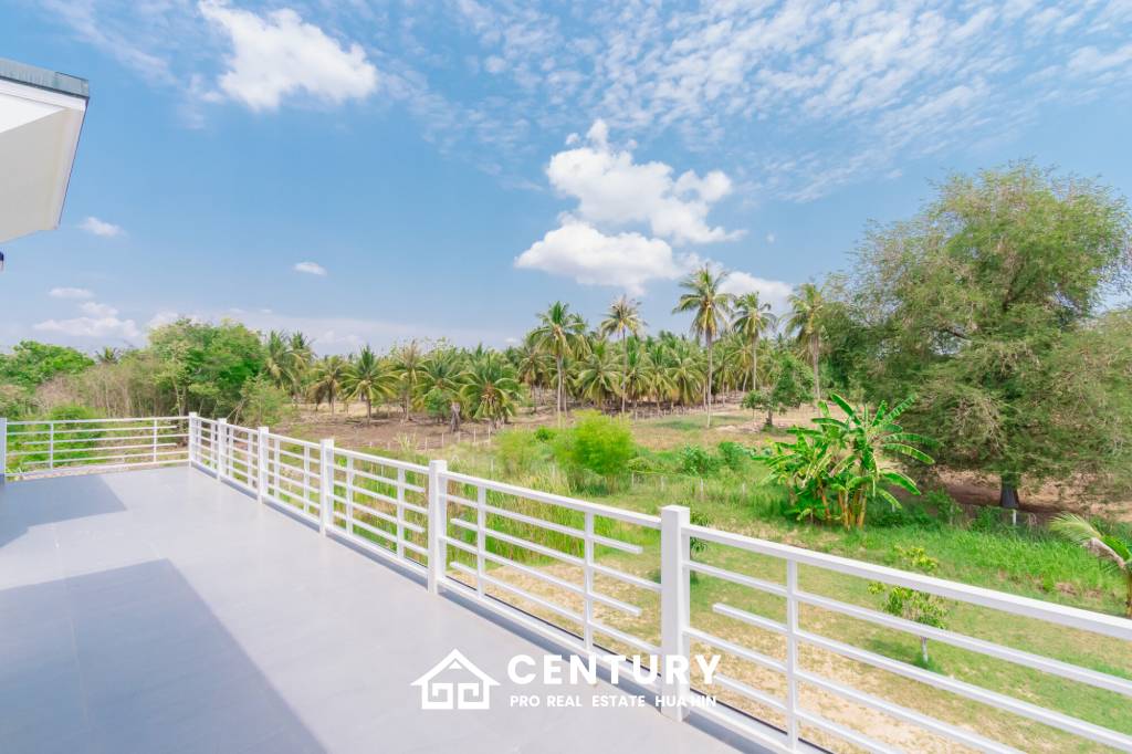 MODERN LOFT-STYLE CONTAINER HOME : 4 bed on large plot 2 rai