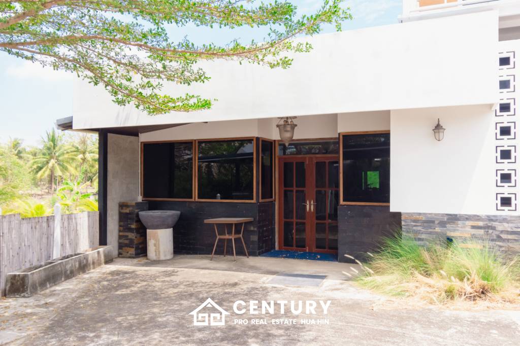 MODERN LOFT-STYLE CONTAINER HOME : 4 bed on large plot 2 rai