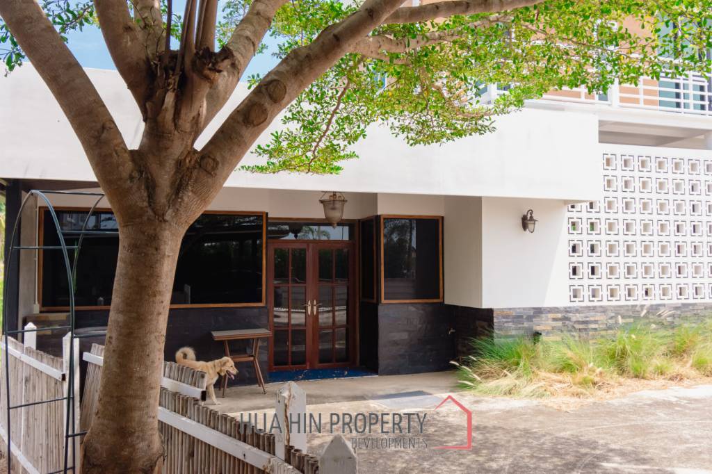 MODERN LOFT-STYLE CONTAINER HOME : 4 bed on large plot 2 rai