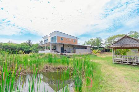 MODERN LOFT-STYLE CONTAINER HOME : 4 bed on large plot 2 rai