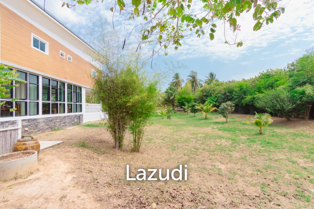 MODERN LOFT-STYLE CONTAINER HOME : 4 bed on large plot 2 rai