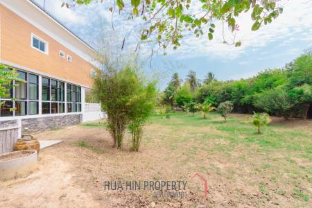 MODERN LOFT-STYLE CONTAINER HOME : 4 bed on large plot 2 rai