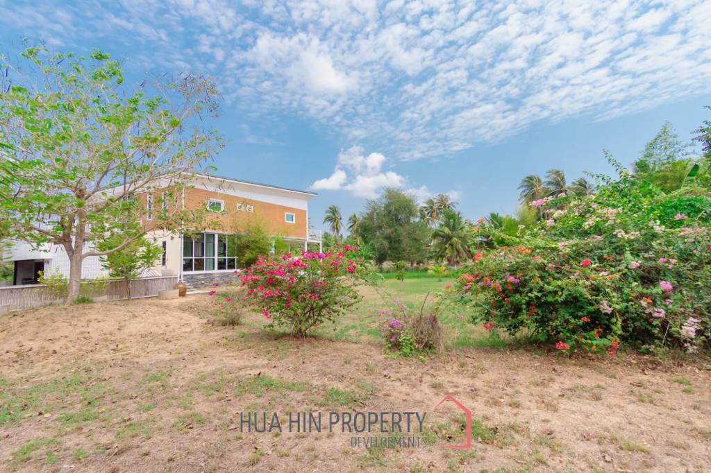 MODERN LOFT-STYLE CONTAINER HOME : 4 bed on large plot 2 rai