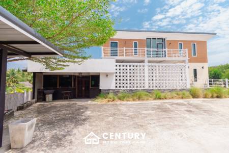 MODERN LOFT-STYLE CONTAINER HOME : 4 bed on large plot 2 rai